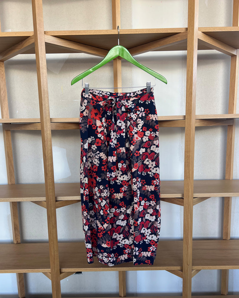 KELLY SKIRT TBF01263 | This piece is second hand and therefore may have visible signs of wear. But rest assured, our team has carefully reviewed this piece to ensure it is fully functional &...