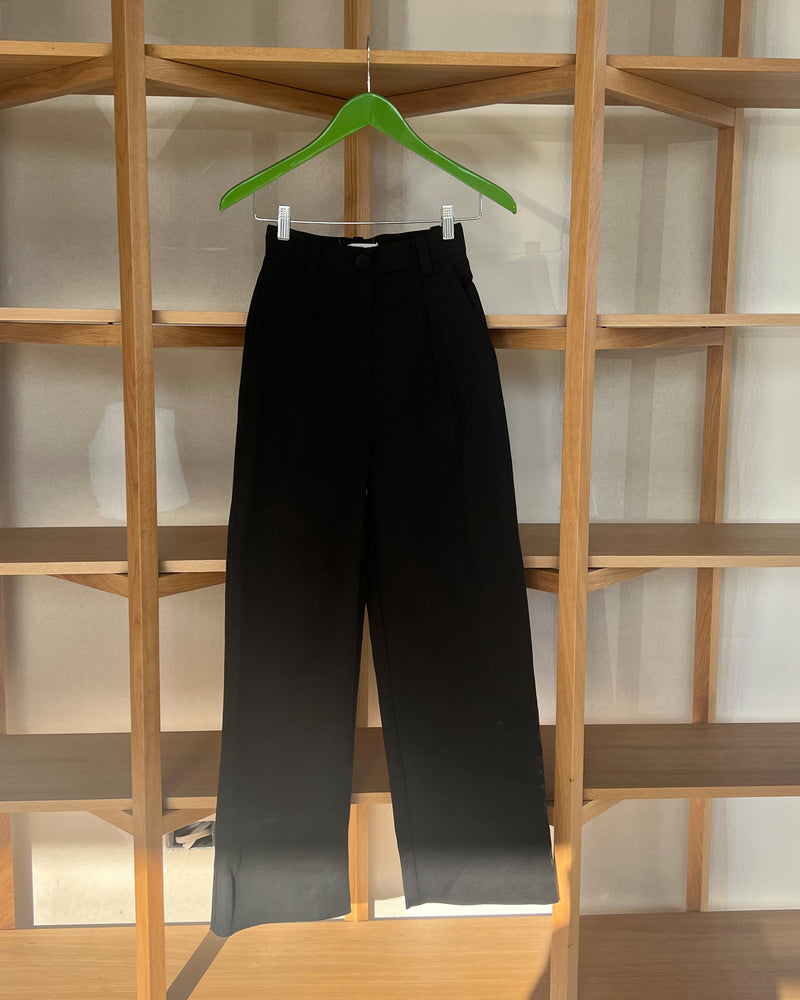 RAE TROUSER TBF01951 | This piece is second hand and therefore may have visible signs of wear. But rest assured, our team has carefully reviewed this piece to ensure it is fully functional &...