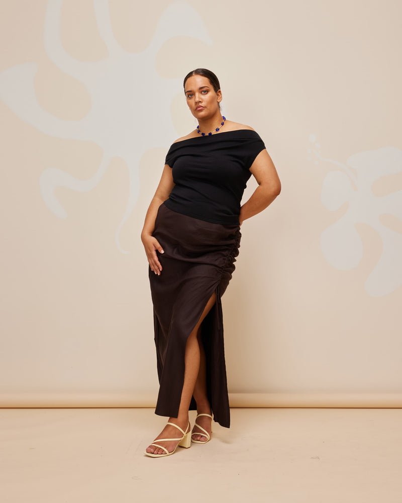 LILY SKIRT JAVA | Straight fit midi skirt with a drawstring on one side to create gathering and a side split. Designed in a rich java linen blend.