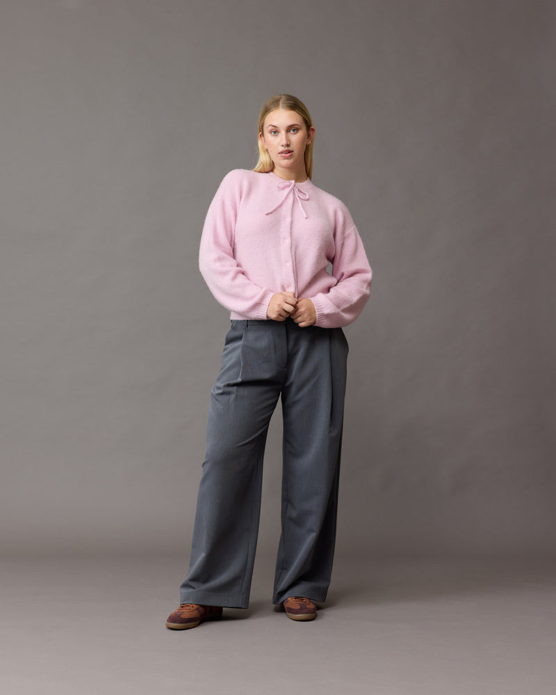 ANNIE CARDIGAN PINK | Crew neck cardigan with a button-down placket, designed in a cosy alpaca wool blend. This cardigan comes with a detachable bow-tie, to style on the cardigan through the buttonhole, in...