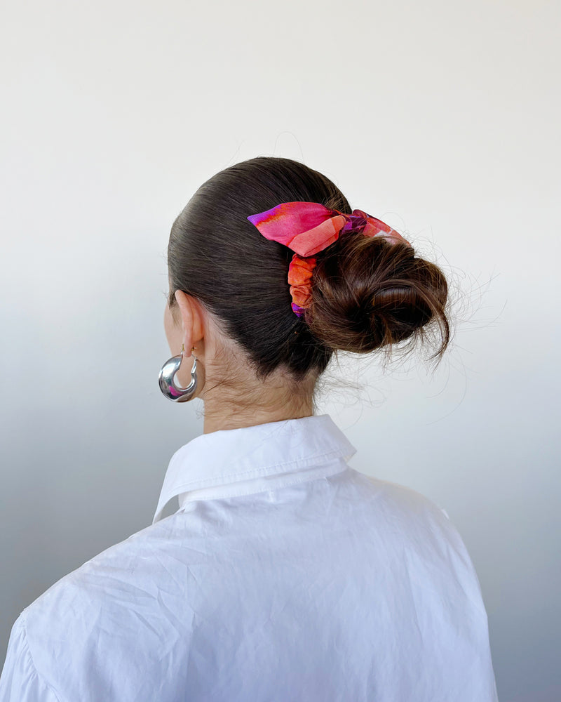 BOW SCRUNCHIE POPPY FLORAL | Bow scrunchie made from poppy floral offcuts from our Resort 2023 collection.