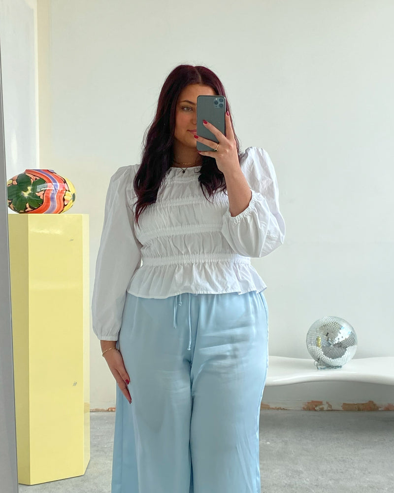 RSR SAMPLE 3474 COMET BLOUSE | RUBY Sample Comet Blouse in white. Size 16. One available. Isla is 170cm tall and usually wears a size 16. She measures: BUST: 113cm, WAIST: 100cm, HIP: 129cm