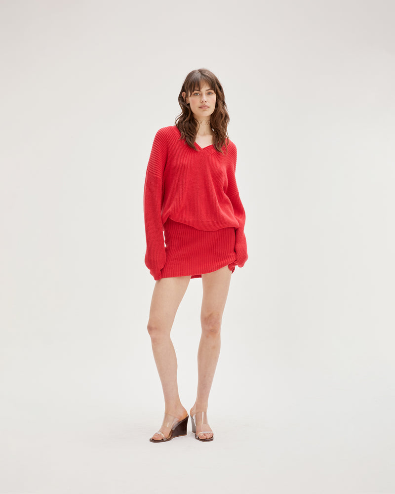 MARS MINI SKIRT RED | Fully fashioned knit mini skirt in a soft chilli red cotton with ribbing throughout. The yarn of this skirt feels soft to wear and has lots of stretch.
