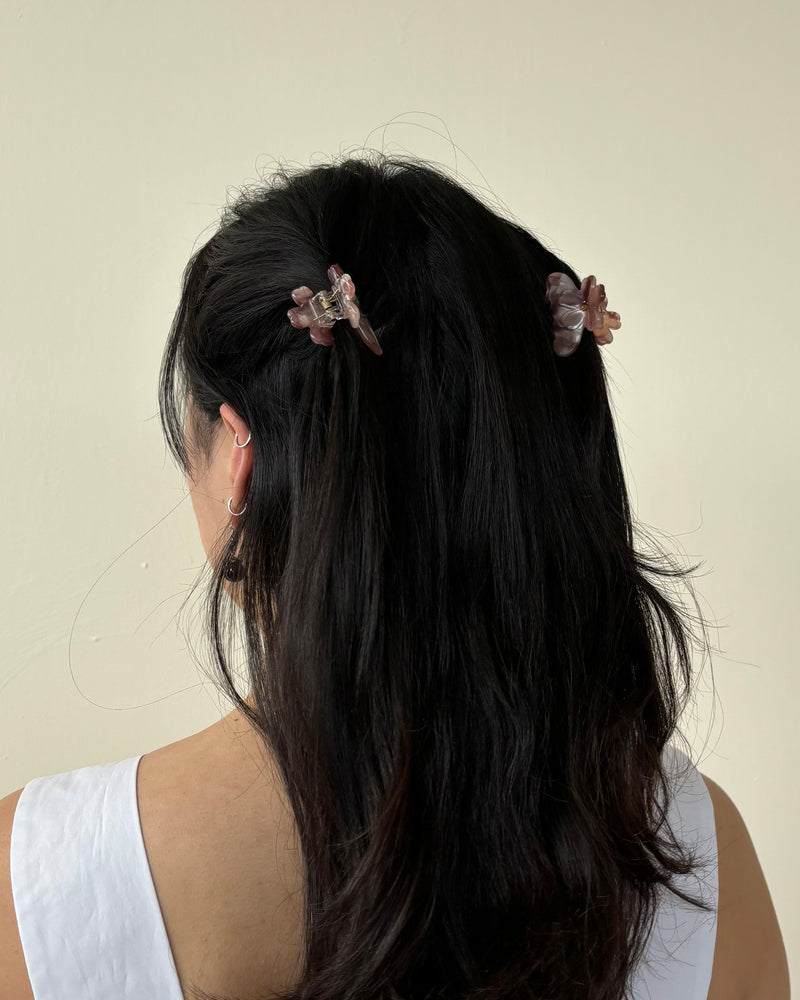 PETAL HAIR CLAW POMEGRANATE | Mini flower-shaped hair clip in marbled pomegranate colour. A fun take on a staple accessory.