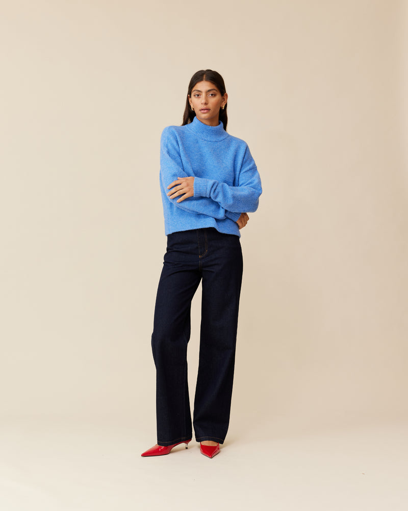 MISSY JEAN UNWASHED | A classic pair of high-waisted straight-leg jeans cut in a raw denim. The straight leg silhouette accentuates your body while making your legs look longer.