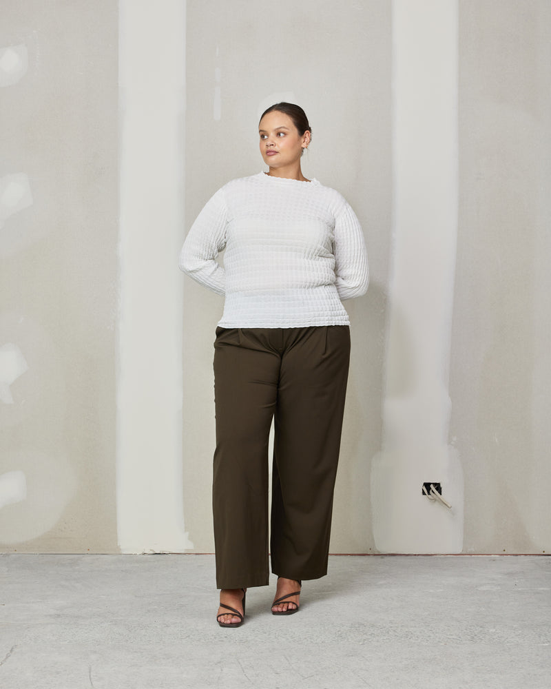 HONEYCOMB LONGSLEEVE IVORY | 
Long sleeve top knitted with a textured ribbed stitch that creates a honeycomb look throughout the fabric. Features a mock neck and sits just on the hip.