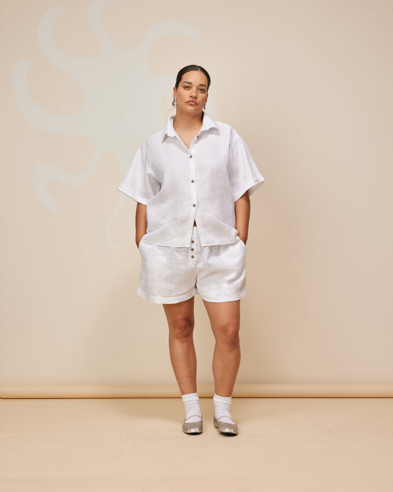 KOS LINEN SHIRT WHITE | Boxy short sleeve shirt designed in a crisp white linen. Simple in shape yet versatile, this shirt can we worn as a set with the matching Kos Linen Short or as a light...