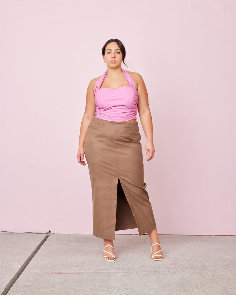 NORTH MIDI SKIRT BROWN CHECK | Crafted in a striking vintage-inspired brown check with two front pockets and a flattering front split, this skirt is timeless.