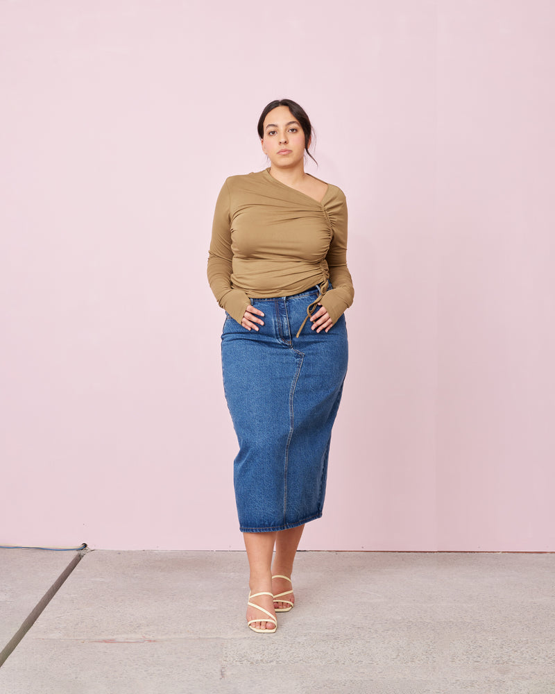 SUBLIME DENIM MIDI SKIRT | 
Mid-rise straight cut denim skirt with metal hardware in an indigo wash. Features a back split for ease of movement and midi length.