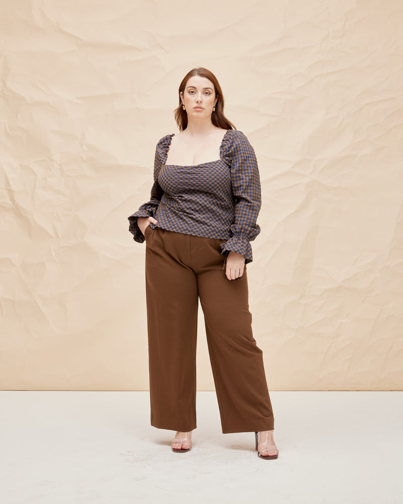 TONY TROUSER BRONZE | 
Highwaisted, relaxed suit trouser in a rich bronze shade. Beautifully tailored pants with neatly pressed pleats that highlight the shape.
