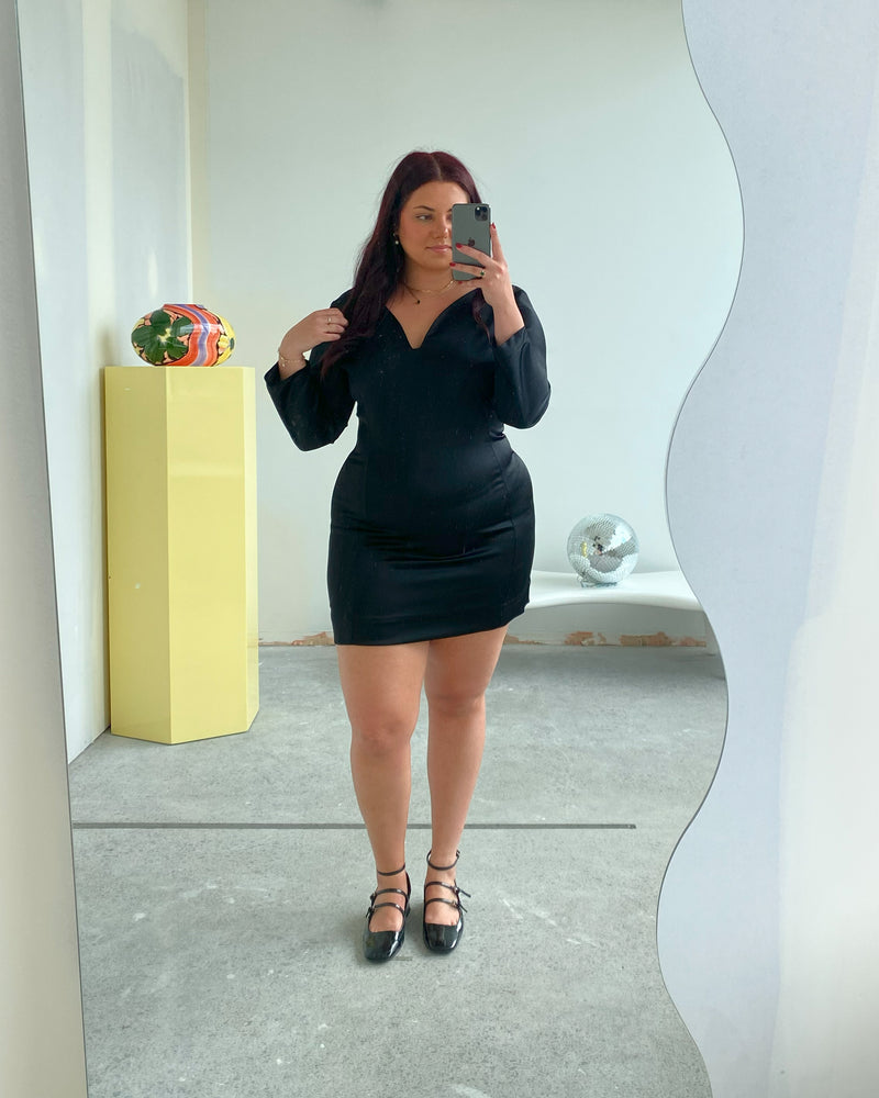 RSR SAMPLE 3461 THELMA MINIDRESS | 
RUBY Sample Thelma Minidress in black. Size 16. One available. Isla is 170cm tall and usually wears a size 16. She measures: BUST: 113cm, WAIST: 100cm, HIP: 129cm






 









