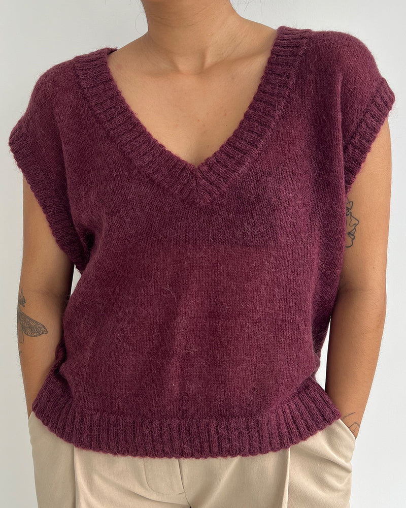 WATERMELON VEST PLUM | Oversized sleeveless sweater vest, made in a lightweight wool blend with ribbed hem details. This piece is perfect for playing with layering.