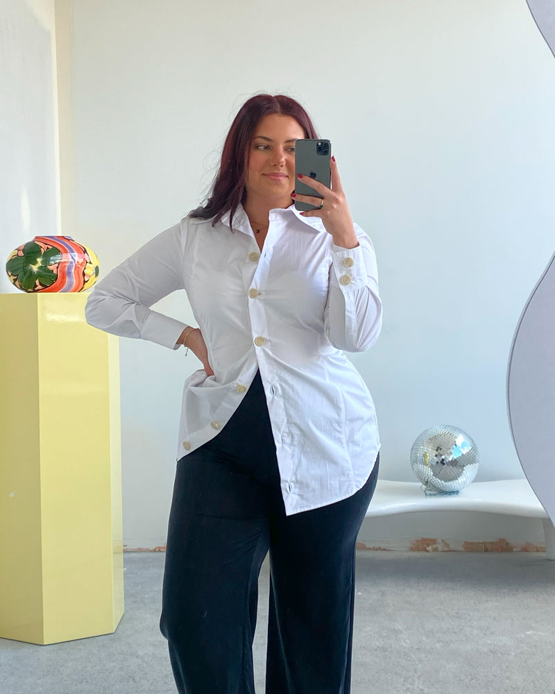 RSR SAMPLE 3453 THELMA SHIRT | RUBY Sample Thelma Shirt in white. Size 16. One available. Isla is 170cm tall and usually wears a size 16. She measures: BUST: 113cm, WAIST: 100cm, HIP: 129cm 
