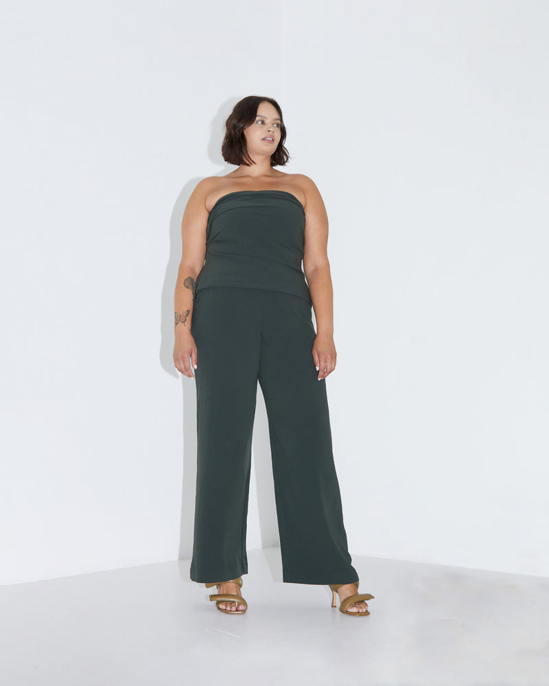 FIREBIRD PANT PETITE GREEN GABLE | Classic highwaisted pant with a straight leg silhouette in a green gable colourway. An effortless and versatile piece perfect for work and beyond.