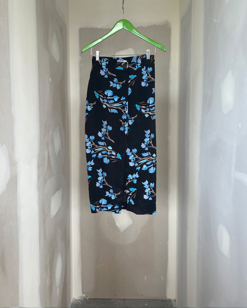 LIAM MIDI SKIRT  TBF01264 | This piece is second hand and therefore may have visible signs of wear. But rest assured, our team has carefully reviewed this piece to ensure it is fully functional &...