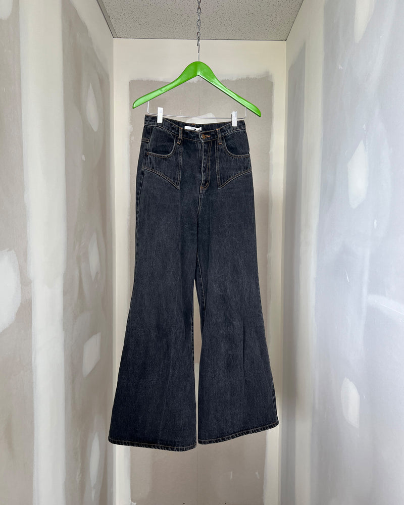 CLOVER DENIM JEAN TBF01703 | This piece is second hand and therefore may have visible signs of wear. But rest assured, our team has carefully reviewed this piece to ensure it is fully functional &...