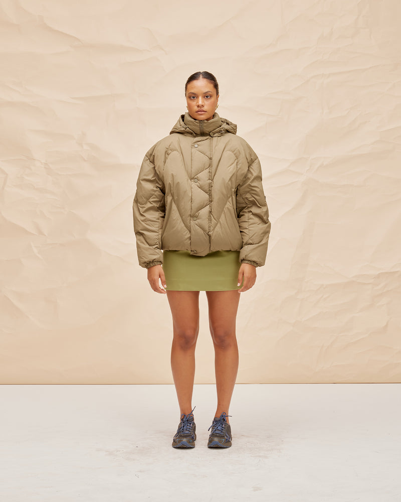 CLOUD PUFFER KHAKI | Quilted puffer jacket with removable hood and a stand up collar, filled with responsibly sourced down for volume and warmth. Designed for a more oversized aesthetic, this piece is bold...