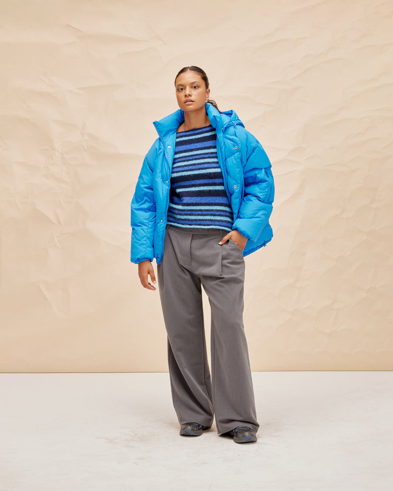 CLOUD PUFFER BLUE | Quilted puffer jacket with removable hood and a stand up collar, filled with responsibly sourced down for volume and warmth. Designed for a more oversized aesthetic, this piece is bold...