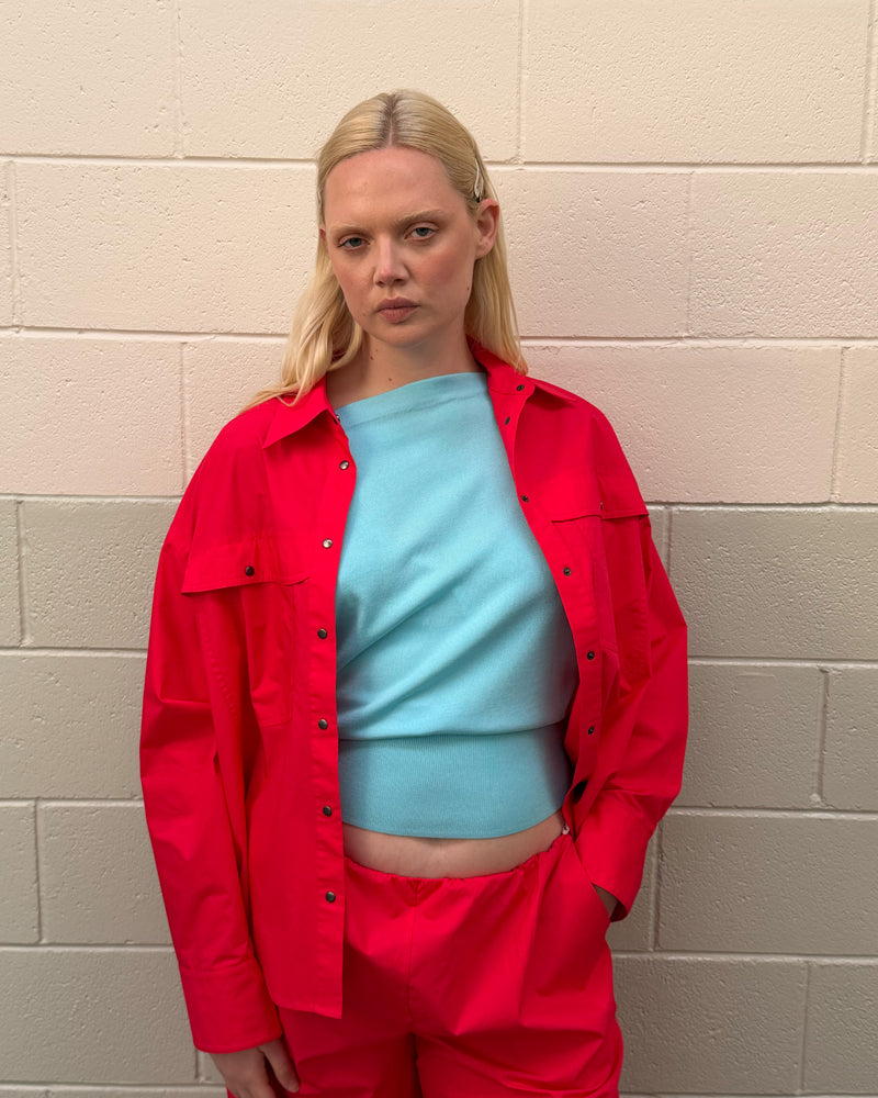 SONNY SHIRT CHERRY | Relaxed crisp shirt with classic shirt detailing and a snap dome closure, designed in a vibrant red cherry cotton poplin. A statement piece on it's own, or make it a matching set with the Sonny Pant.