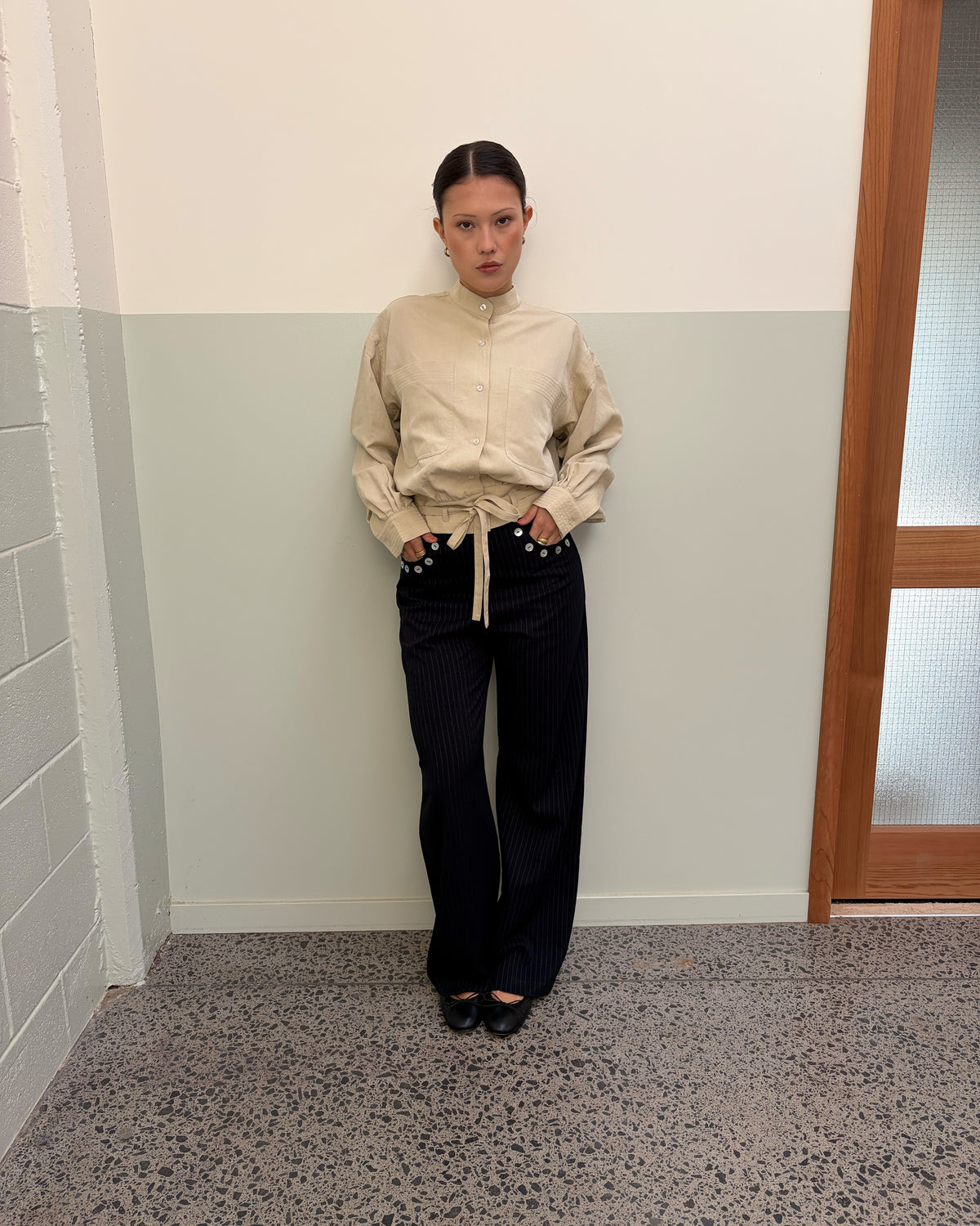 TILLY SHIRT STONE | Jacket-style shirt with a button up front and drawstring style hem, designed in a lightweight lyocel fabric. This jacket sits boxy and a bit cropped, and features cuffs at the sleeve which create a slight balloon shape. Wear it on...