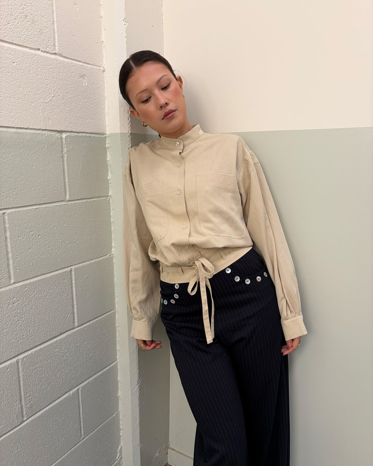 TILLY SHIRT STONE | Jacket-style shirt with a button up front and drawstring style hem, designed in a lightweight lyocel fabric. This jacket sits boxy and a bit cropped, and features cuffs at the sleeve which create a slight balloon shape. Wear it on...
