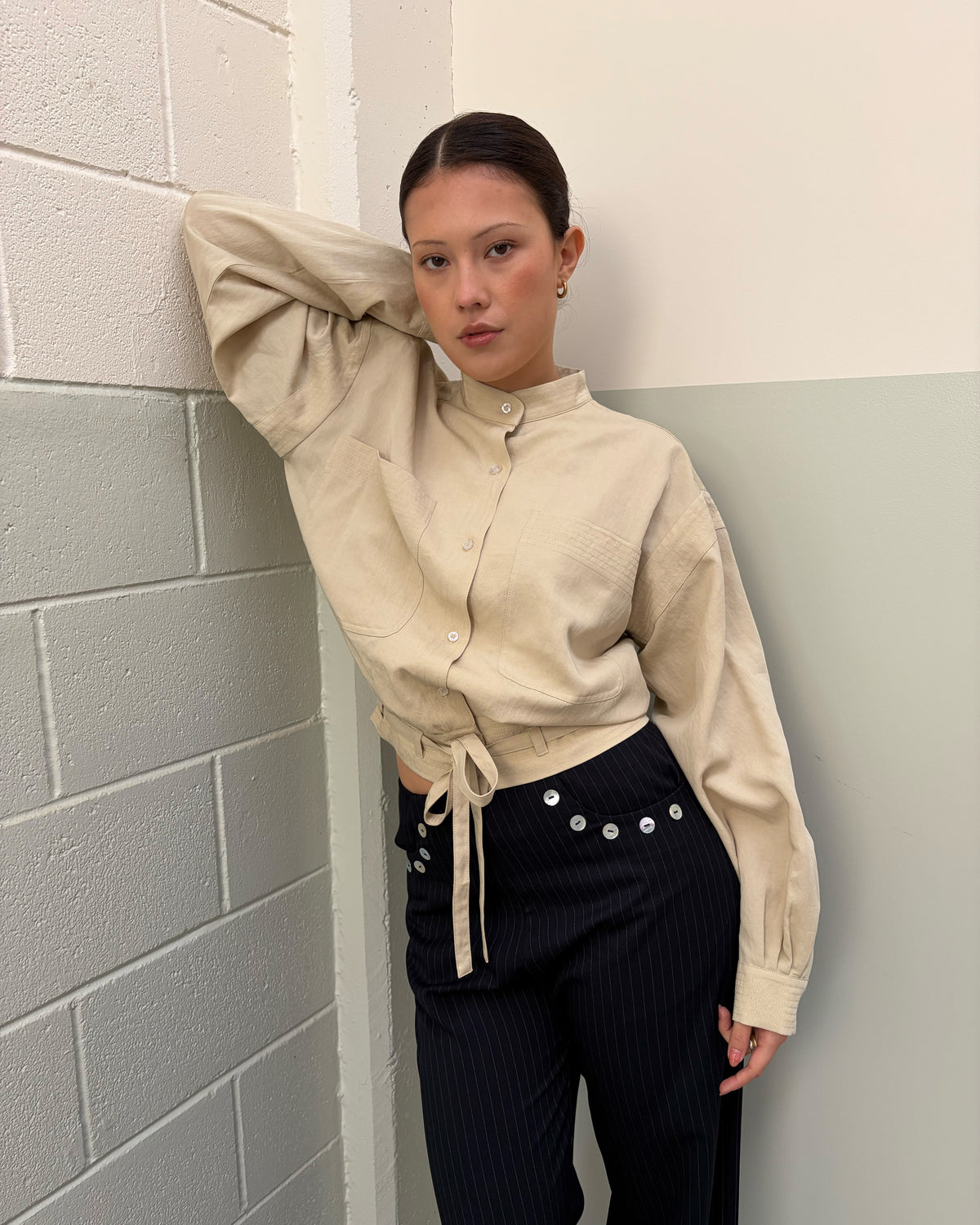 TILLY SHIRT STONE | Jacket-style shirt with a button up front and drawstring style hem, designed in a lightweight lyocel fabric. This jacket sits boxy and a bit cropped, and features cuffs at the sleeve which create a slight balloon shape. Wear it on...