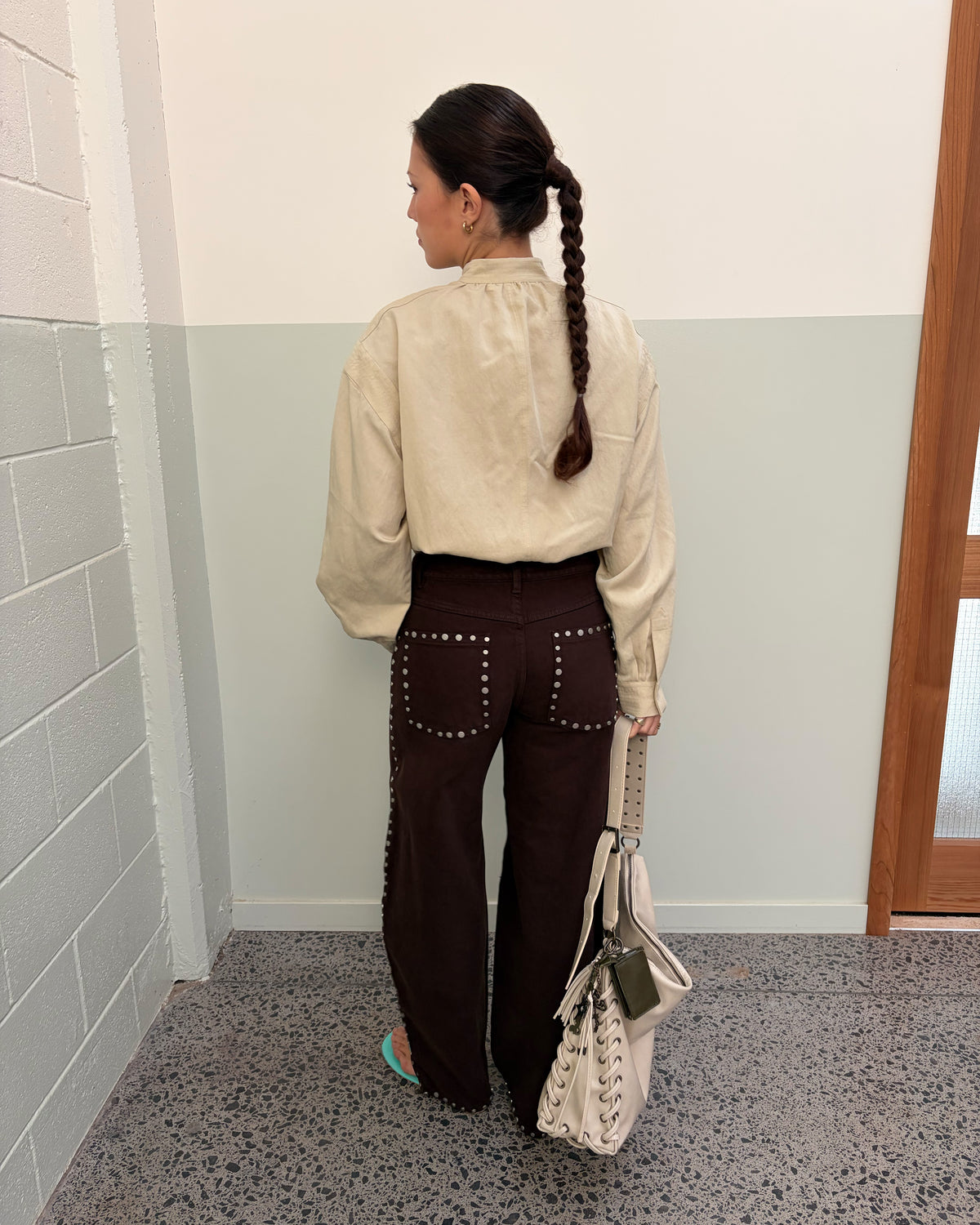 TILLY SHIRT STONE | Jacket-style shirt with a button up front and drawstring style hem, designed in a lightweight lyocel fabric. This jacket sits boxy and a bit cropped, and features cuffs at the sleeve which create a slight balloon shape. Wear it on...