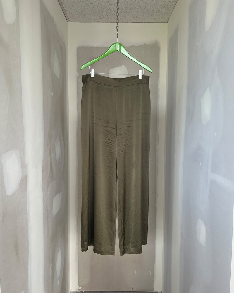 MARLEY SATIN PANT KHAKI TBF01389 | This piece is second hand and therefore may have visible signs of wear. But rest assured, our team has carefully reviewed this piece to ensure it is fully functional &...