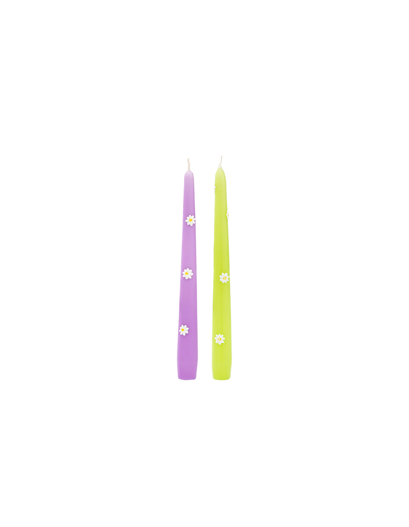 SET OF TWO DAISY CANDLES PURPLE/GREEN | Set of two candles with daisy detail. Perfect as table decor for your next dinner party or Sunday brunch.