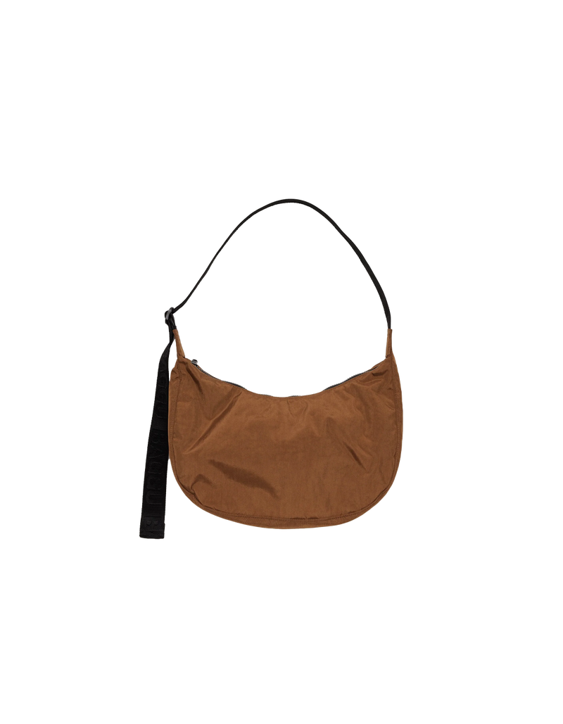  MEDIUM NYLON CRESCENT BAG BROWN | Crescent shaped nylon bag with a feature 'BAGGU' strap. An adjustable strap gives you multiple ways and lengths to wear this bag.