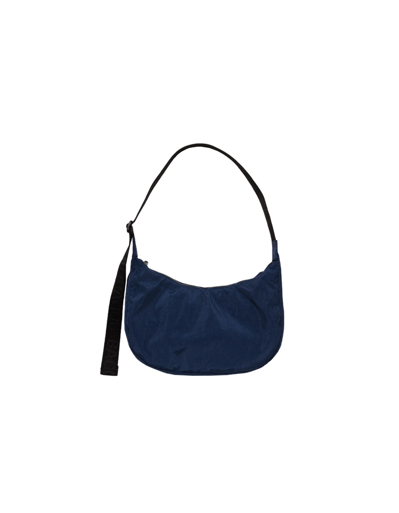 MEDIUM NYLON CRESCENT BAG NAVY | Crescent shaped nylon bag with a feature 'BAGGU' strap. An adjustable strap gives you multiple ways and lengths to wear this bag.