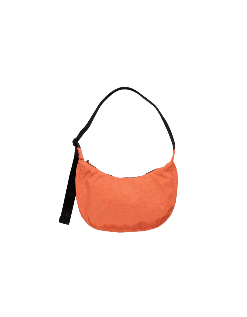  MEDIUM NYLON CRESCENT BAG ORANGE | Crescent shaped nylon bag with a feature 'BAGGU' strap. An adjustable strap gives you multiple ways and lengths to wear this bag.