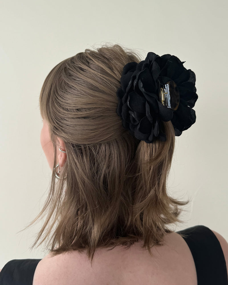 ROSE HAIR CLAW BLACK | Tortoise shell hair claw with a feature rose attached to each side of the clip. The cutest floral accessory to add to any outfit!