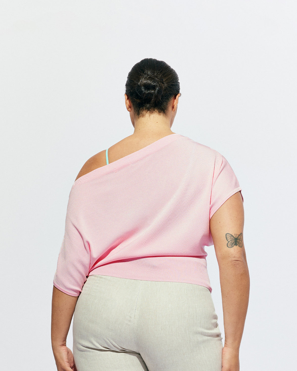 BODE BATWING SHORT SLEEVE TOP PINK | Off-shoulder batwing short sleeve top crafted in a mid-weight pink knit. This top is simple yet elevated and can be worn on or off the shoulder. Pair it with denim for a chic everyday look.