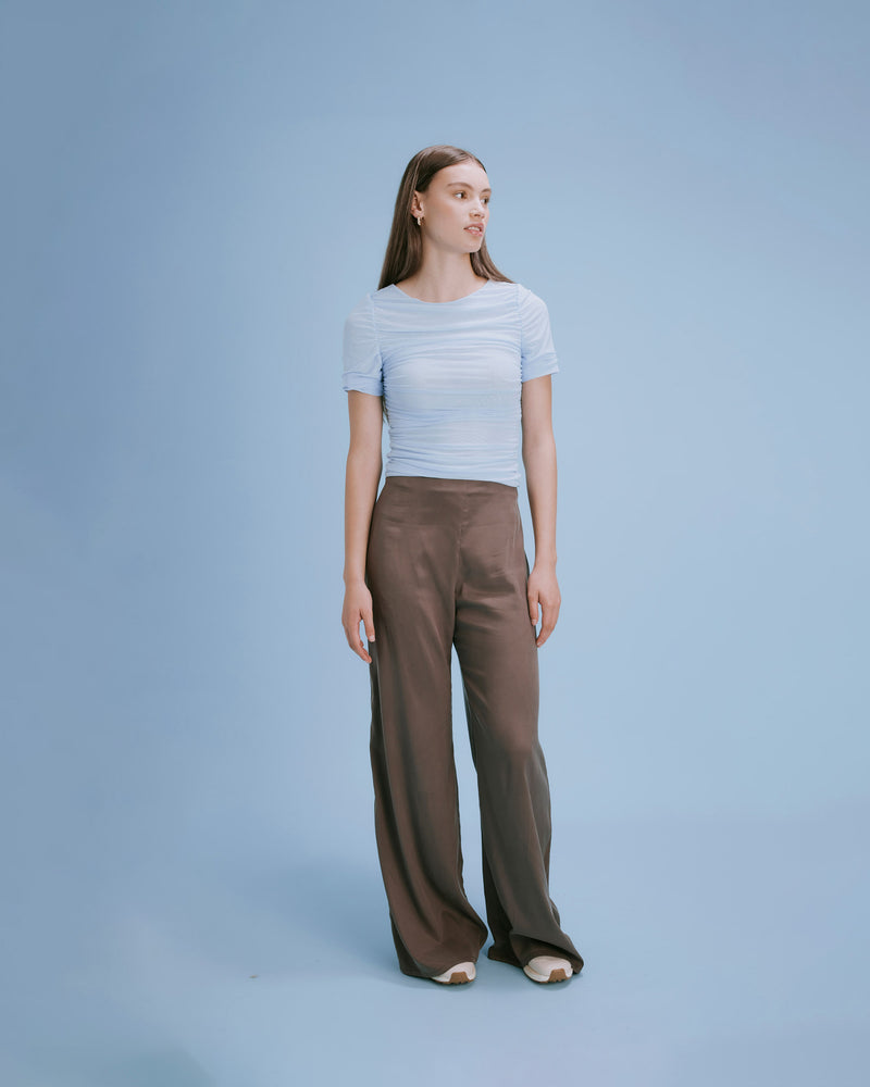 BOUNCE MESH T-SHIRT ICE | Mesh t-shirt with gathered side seams that creates ruching that gently accentuates the contours of your silhouette. Created in a generously stretchy fabric, this top is the perfect elevated basic...