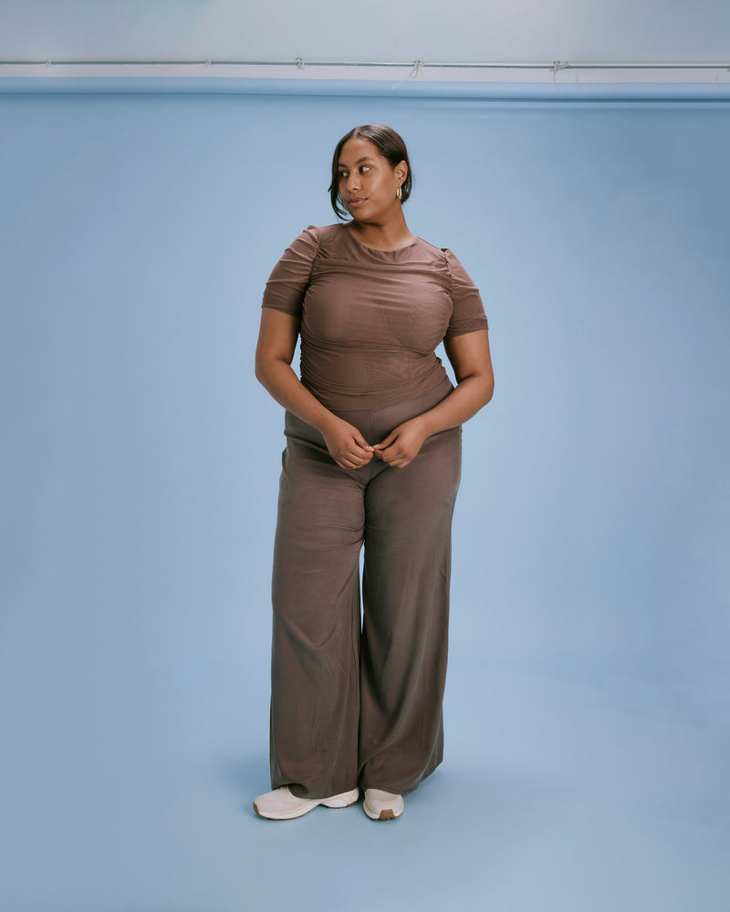 BOUNCE MESH T-SHIRT BROWN SUGAR | Form fitting mesh t-shirt with gathered side seams that creates ruching that gently accentuates the contours of your silhouette. Created in a generously stretchy fabric, this top is the perfect...
