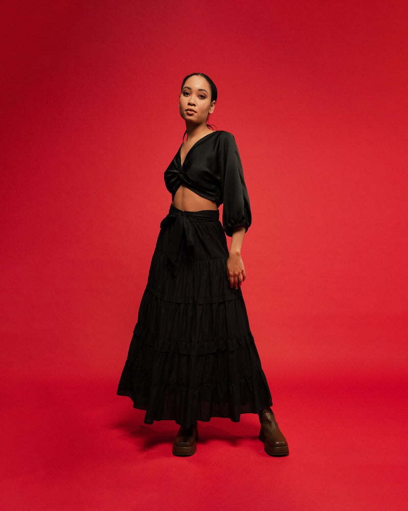 BASIL SATIN CROP BLOUSE BLACK | Cropped silk blouse with three-quarter length blouson sleeves. The V-neckline is secured at the front with an elegant twist.