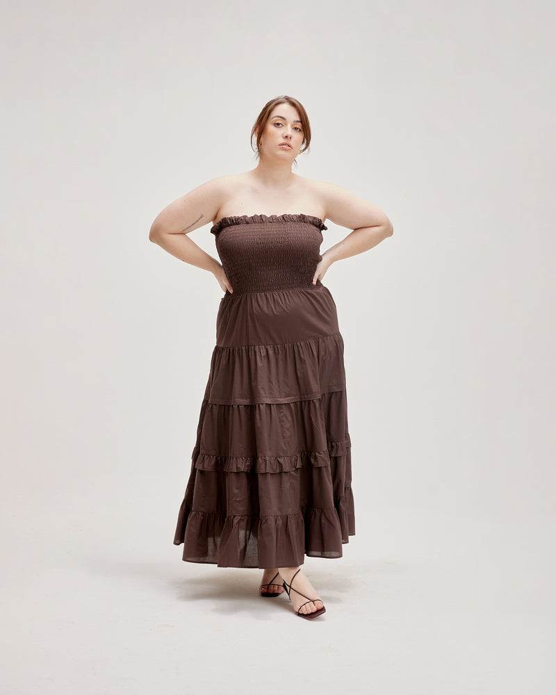 BIRD MAXI DRESS JAVA | Strapless maxi dress with a shirred bodice for a close and flexible fit, and skirt that falls in loose tiers. The contrast of the fitted bodice against the flared skirt...