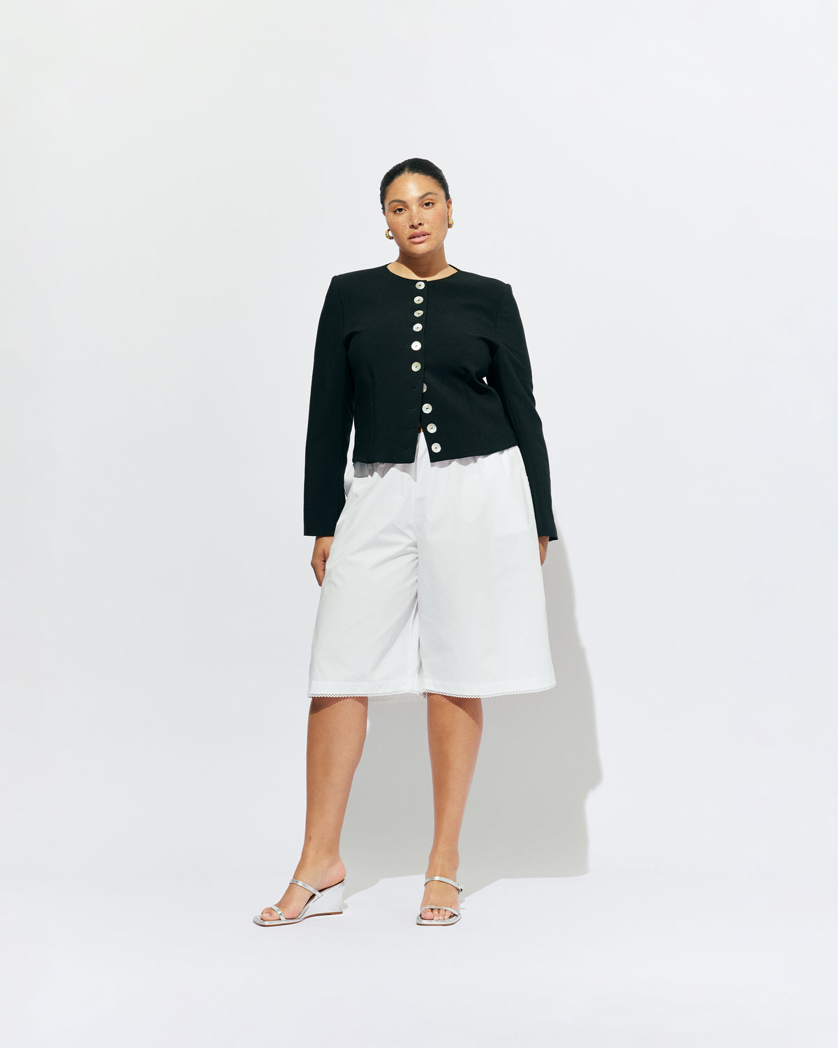 STEVIE SHORT WHITE | Longline short designed in a crisp white organic cotton, with scalloped trim detailing along the hem. Pair with one of our Rudi Tanks for an elevated everyday look, or wear with the Carolyn Blazer as a summer-friendly workwear short. 