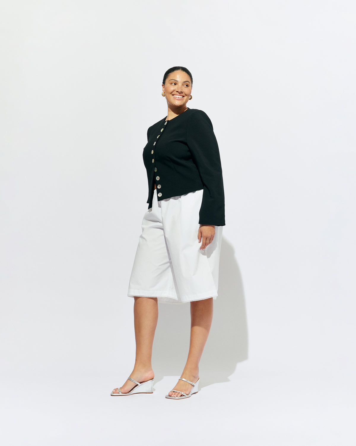 STEVIE SHORT WHITE | Longline short designed in a crisp white organic cotton, with scalloped trim detailing along the hem. Pair with one of our Rudi Tanks for an elevated everyday look, or wear with the Carolyn Blazer as a summer-friendly workwear short. 