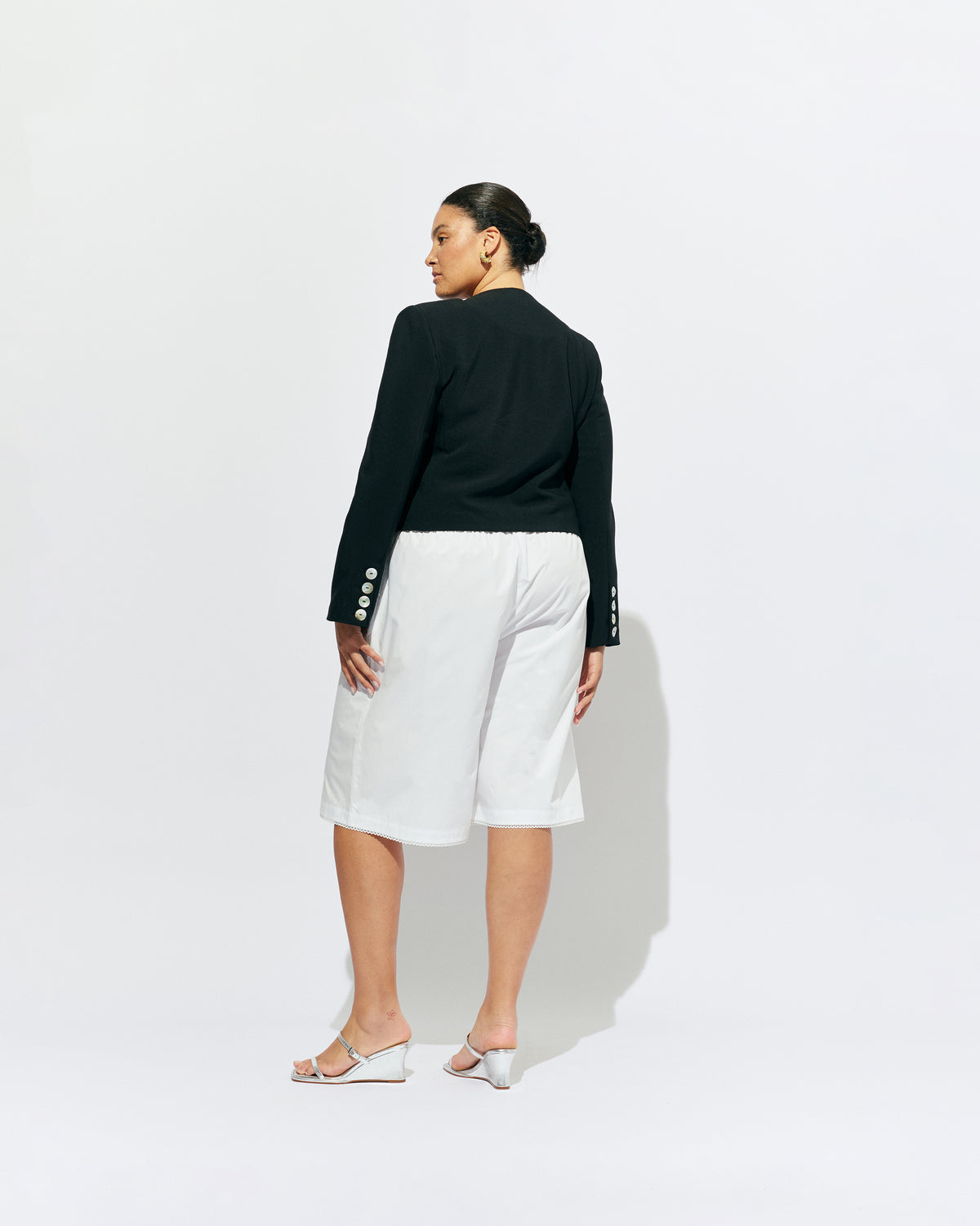 STEVIE SHORT WHITE | Longline short designed in a crisp white organic cotton, with scalloped trim detailing along the hem. Pair with one of our Rudi Tanks for an elevated everyday look, or wear with the Carolyn Blazer as a summer-friendly workwear short. 