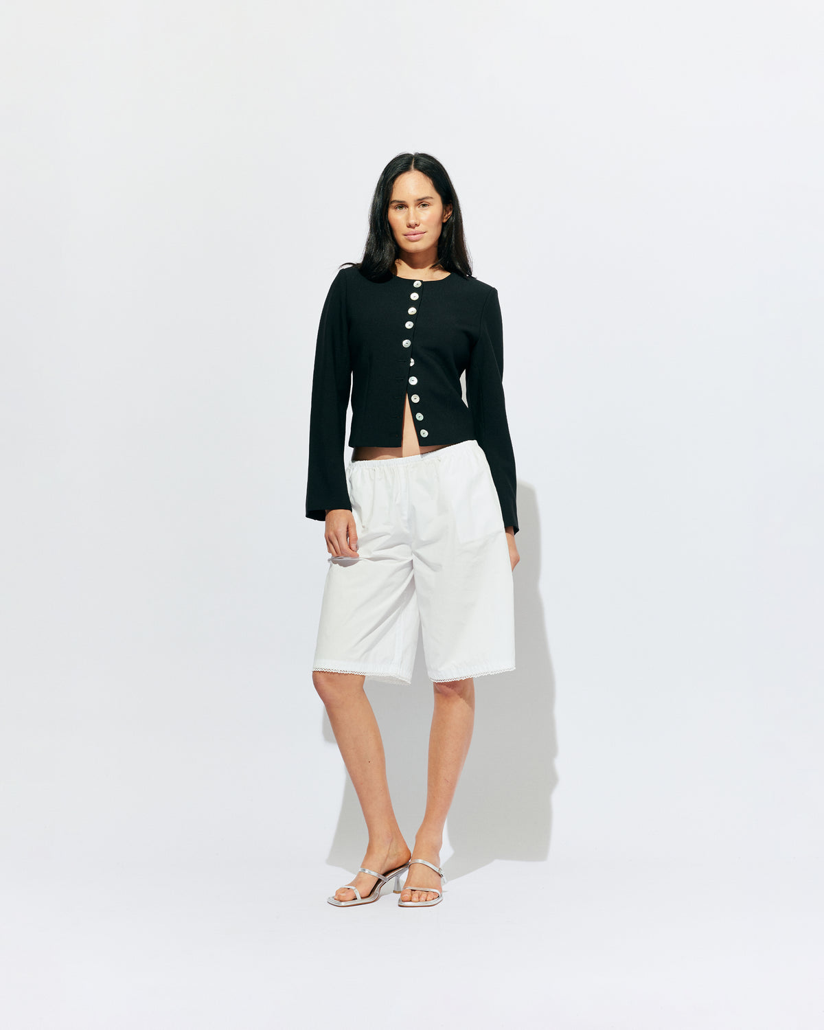 STEVIE SHORT WHITE | Longline short designed in a crisp white organic cotton, with scalloped trim detailing along the hem. Pair with one of our Rudi Tanks for an elevated everyday look, or wear with the Carolyn Blazer as a summer-friendly workwear short. 