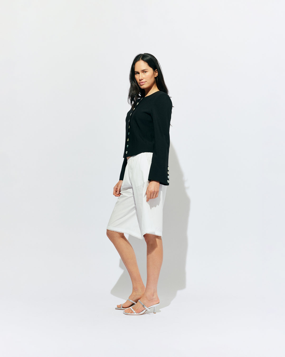 STEVIE SHORT WHITE | Longline short designed in a crisp white organic cotton, with scalloped trim detailing along the hem. Pair with one of our Rudi Tanks for an elevated everyday look, or wear with the Carolyn Blazer as a summer-friendly workwear short. 