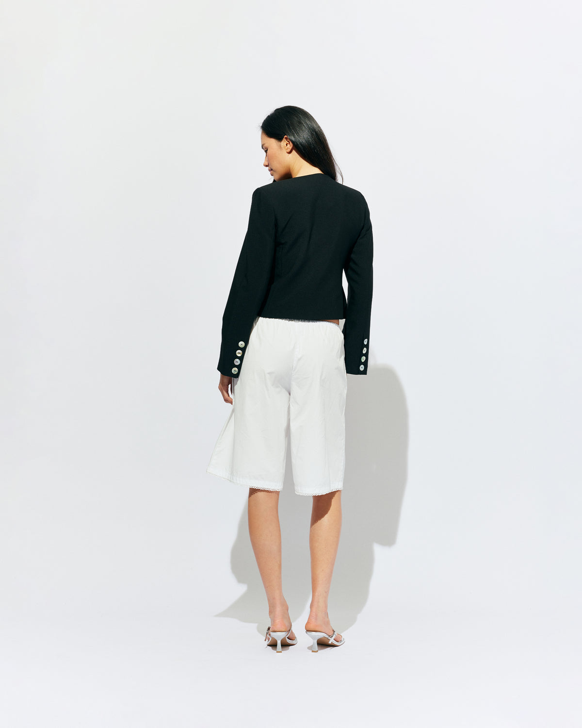 STEVIE SHORT WHITE | Longline short designed in a crisp white organic cotton, with scalloped trim detailing along the hem. Pair with one of our Rudi Tanks for an elevated everyday look, or wear with the Carolyn Blazer as a summer-friendly workwear short. 