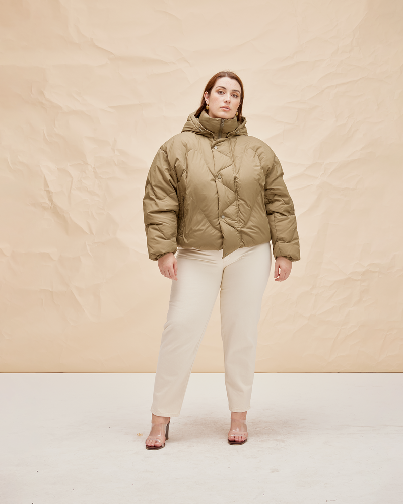 CLOUD PUFFER KHAKI | Quilted puffer jacket with removable hood and a stand up collar, filled with responsibly sourced down for volume and warmth. Designed for a more oversized aesthetic, this piece is bold...