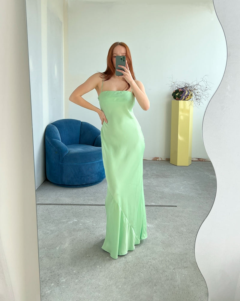 RSR SAMPLE 3197 CUCUMBER SATIN SLIP | RUBY Second Cucumber Satin Dress in mint. Size 8. One available. Dani usually wears a size 8.
Please note: This dress has marks on the front.