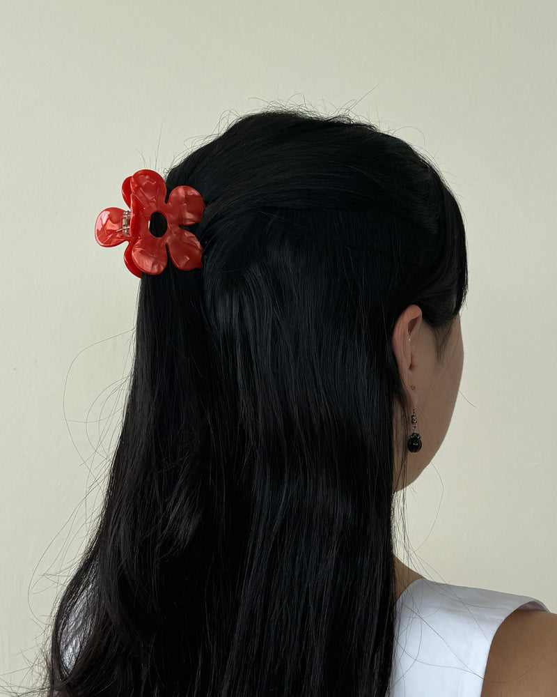 DAISY HAIR CLAW CHILLI MARBLE | Daisy shaped hair claw in marbled chilli colour. A fun take on a staple accessory, this hair claw holds 1/4 of a head of hair and is comfortable enough to wear from...