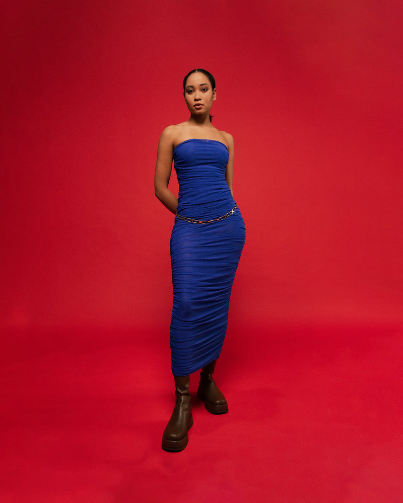  GINNI MESH TUBE DRESS ELECTRIC | Form fitting sleeveless tube dress in an electric blue coloured mesh with gathered side seams that create ruching that gently accentuate the contours of your silhouette. Created in a stretchy...