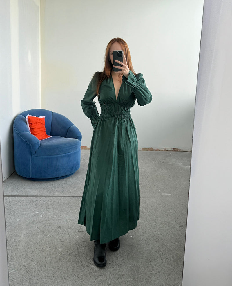 HANNA MAXI DRESS PINE | Longsleeve maxi dress with a plunge neckline, elastic cuffs with ruffle detailing and side split designed in a pine cotton. The shirring at the waist accentuates the full skirt. Find...