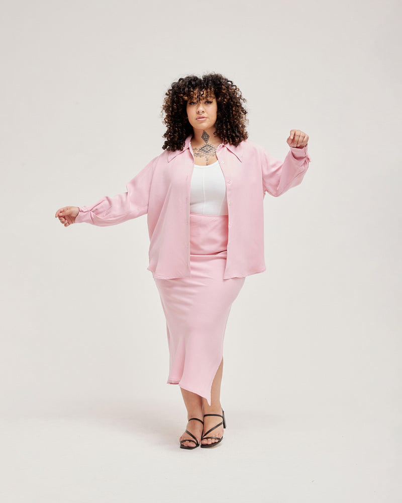 JOHARI SHIRT BUBBLEGUM | Oversized drop shoulder shirt with long sleeves. With an exaggerated collar and sleeve cuffs that button into tucks, cut from a soft bubblegum cupro.